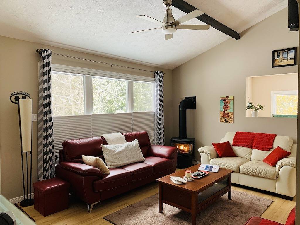 Charming Charal Greenhouse Cottage – Sauble Beach Stay Minutes from Sand & Shops in Sauble Beach, Huronsee (Kanada)