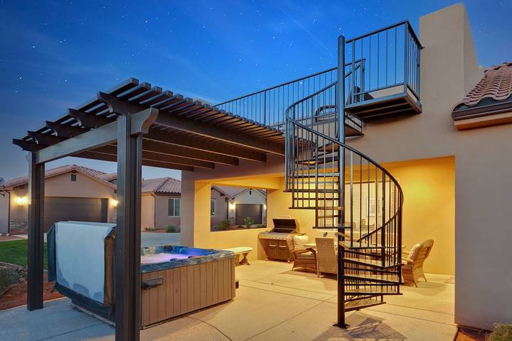 Ferienhaus für 18 Personen, mit Balkon und Whirlpool sowie Pool - 1