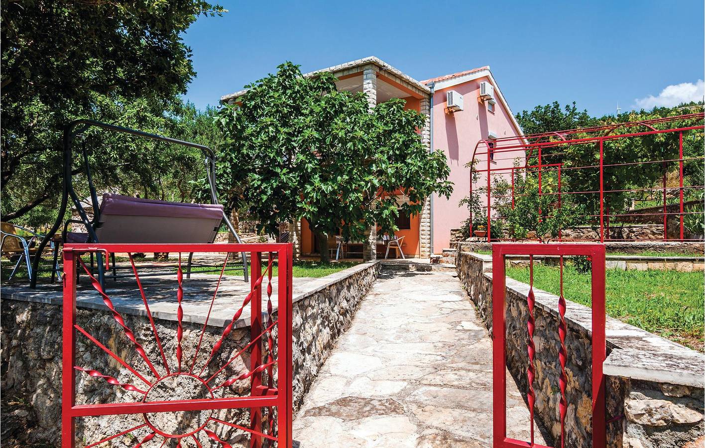 Ganze Ferienwohnung, Gemütliche Wohnung mit Terrasse, WLAN und Parkplatz, 1,5 km bis zur Küste in Donji Karin, Zadar