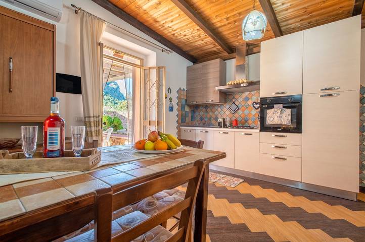 Ferienhaus 'Irene' mit Bergblick, privater Terrasse und Klimaanlage in Giuncana, Viddalba