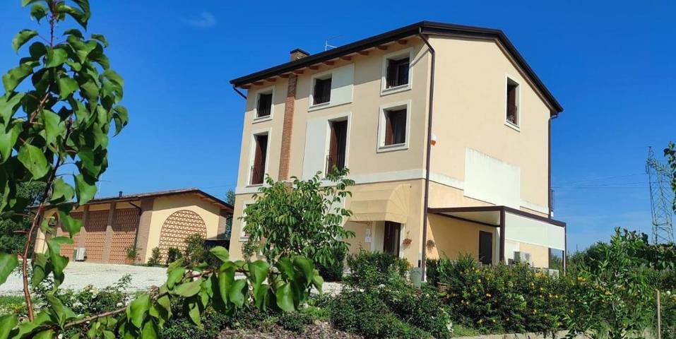 Agriturismo per 2 persone, con balcone e panorama nonché giardino a Sona