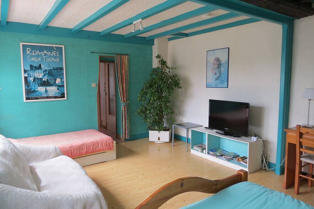 Welcome to the elves in Luc-sur-Mer, Caen region