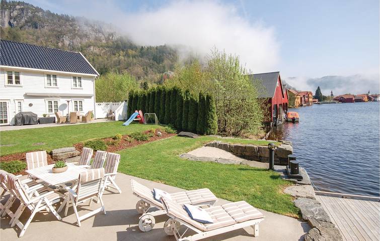 Ferienhaus für 8 Personen mit Garten in Kvinesdal