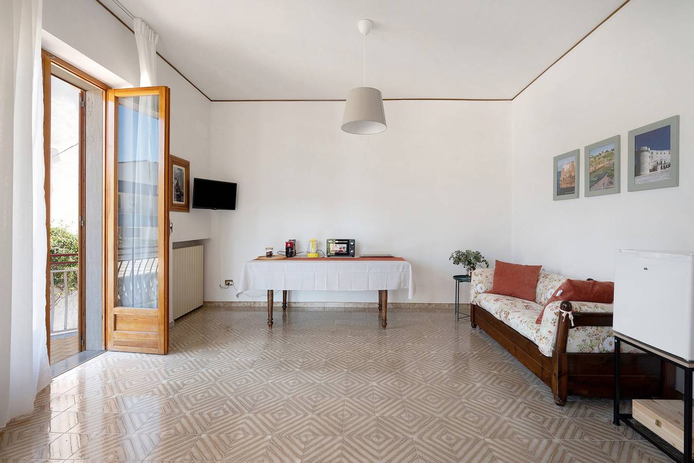 Appartamento intero, Appartamento 'Alle Colonne Bianche Rooms' con Balcone, Wi-Fi e Aria Condizionata in Conversano, Provincia di Bari