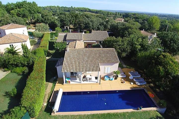 Location de vacances pour 16 personnes, avec Terrasse et Jardin à Arpaillargues-et-Aureillac