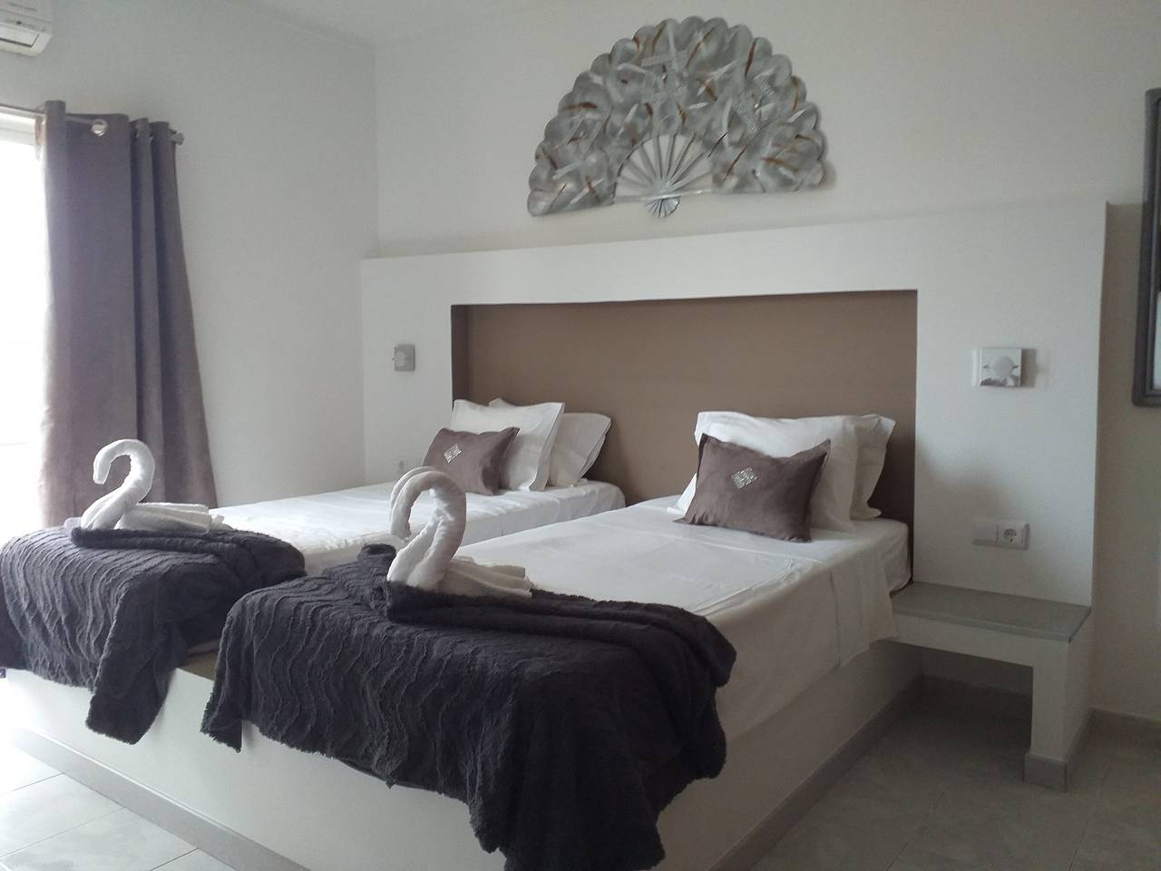Zimmer 'South Side Guesthouse - Quarto E' mit Gemeinschaftspool, Wlan und Klimaanlage in Quelfes, Parque Natural da Ria Formosa