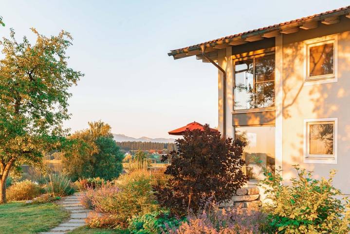 Ferienhaus für 10 Personen, mit Seeblick und Sauna sowie Garten und Ausblick am Chiemsee - 2