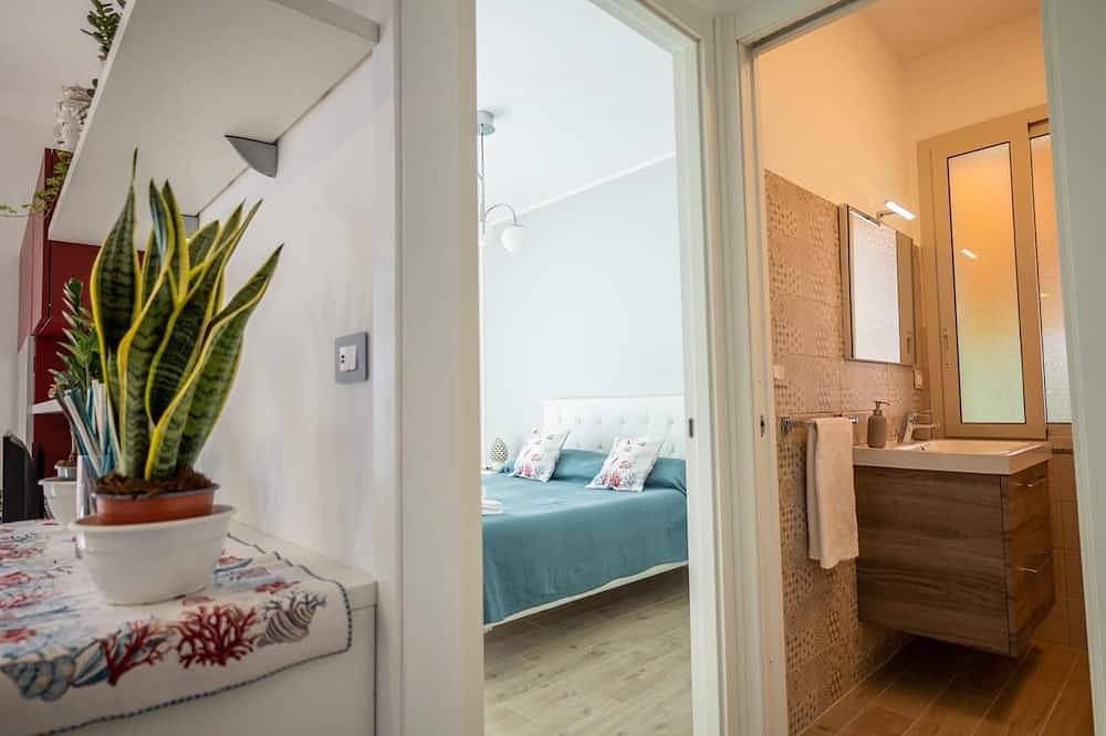 Entire apartment, Apartment 50 meters from the sea in Taormina, with free private parking in Mazzeo, Taormina