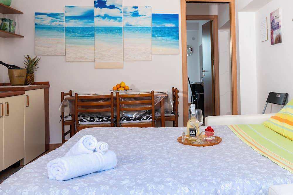 Entire apartment, A Soli 30 Metri Dalla Spiaggia un Appartamento Piccolo e Accogliente al Centro in Letojanni, Messina Province