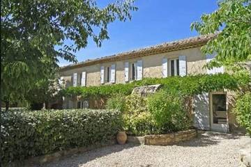 Gîte pour 2 personnes, avec jardin et terrasse à Cucuron