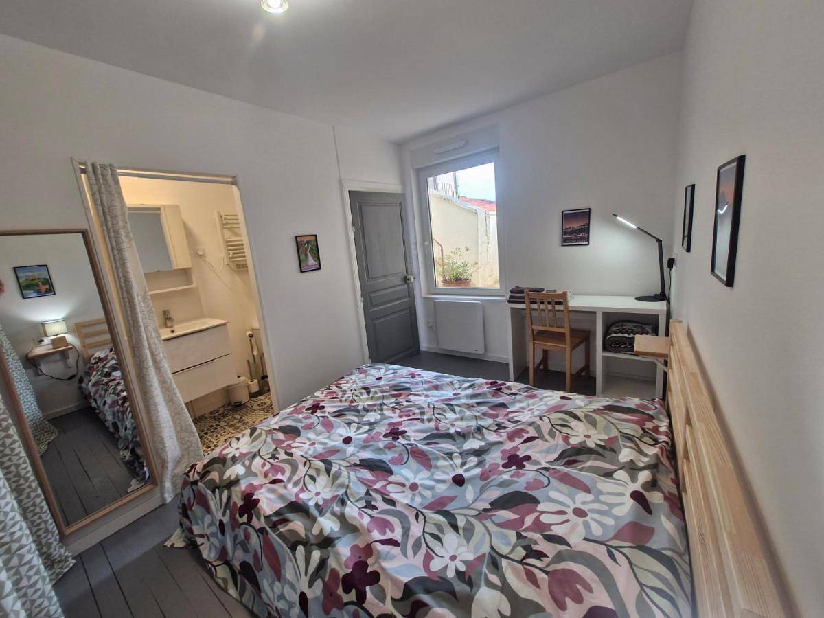 Appartement entier, One-Bedroom Apartment in Les Martres-de-Veyre, Région de Clermont-Ferrand