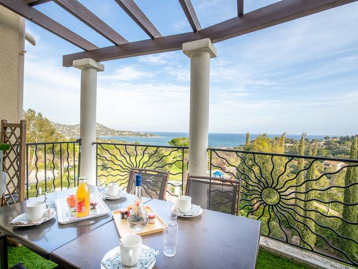 Gîte pour 4 personnes, avec jardin ainsi que terrasse et bassin pour enfant dans Golf De Cap Esterel - 2