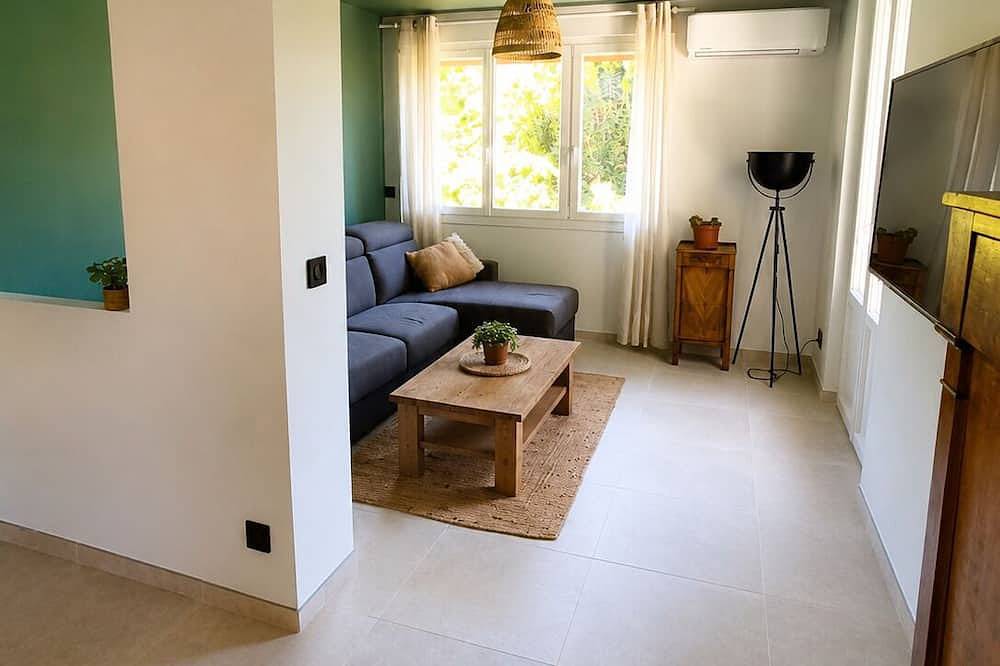 Elegant suite near Lake Bourget, sleeps 6, 8-minute walk from the lake, garden, and parking in Aix-les-Bains, Chambéry und Umgebung