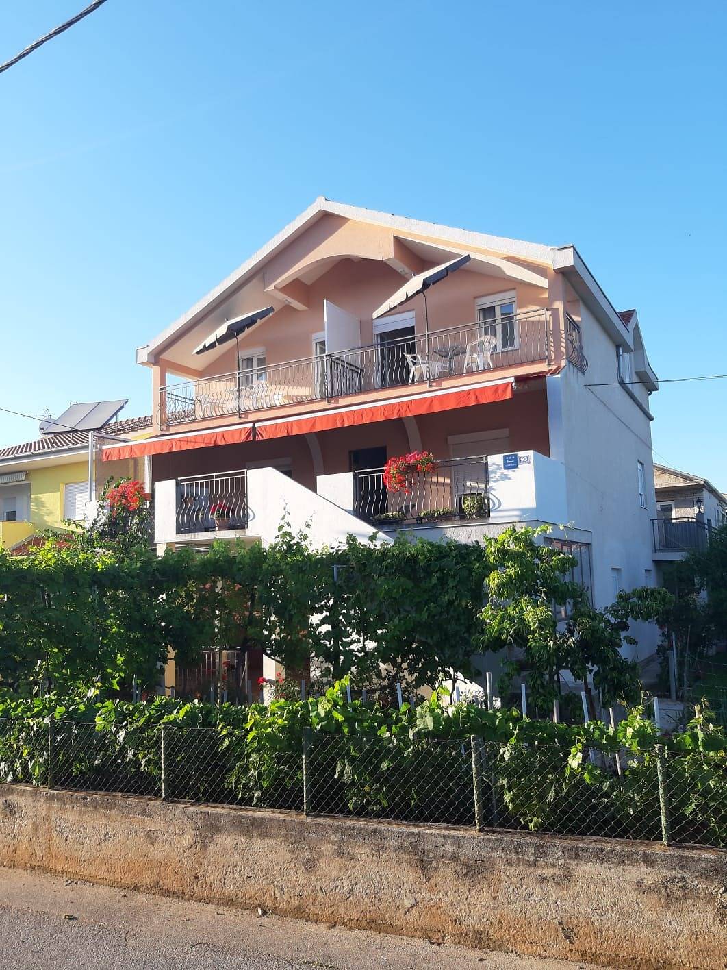 Ganze Wohnung, 1-Zimmer-Ferienwohnung mit Terrasse und Meerblick Sukosan, Zadar A-17027-b in Sukosan, Zadar