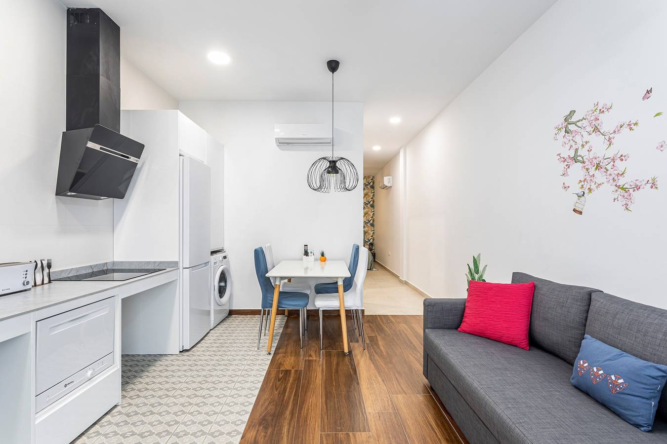 Entire apartment, Holiday Home 'Portal A Valencia' with Wi-Fi and Air Conditioning in Valencia City Centre, Valencia