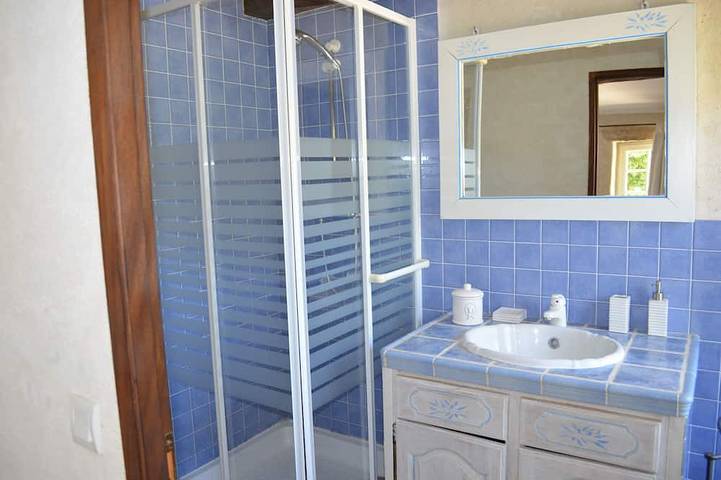 Location de vacances pour 5 personnes, avec terrasse ainsi que piscine et jardin à Séguret - 4