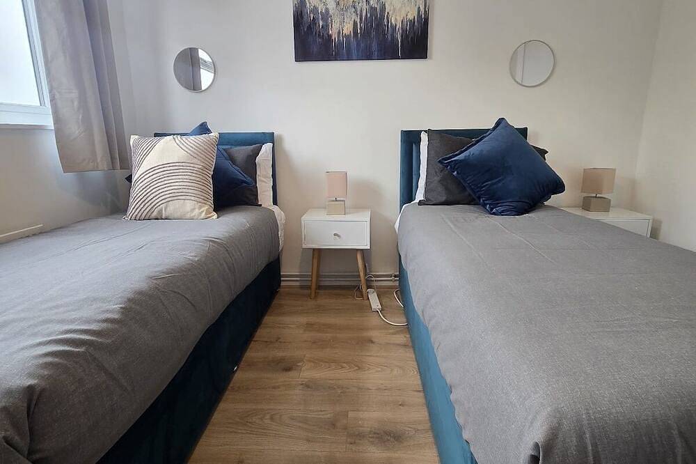 Entire apartment, Spacious 2Br | King Bed & Twin Setup in Slough in Slough, Berkshire
