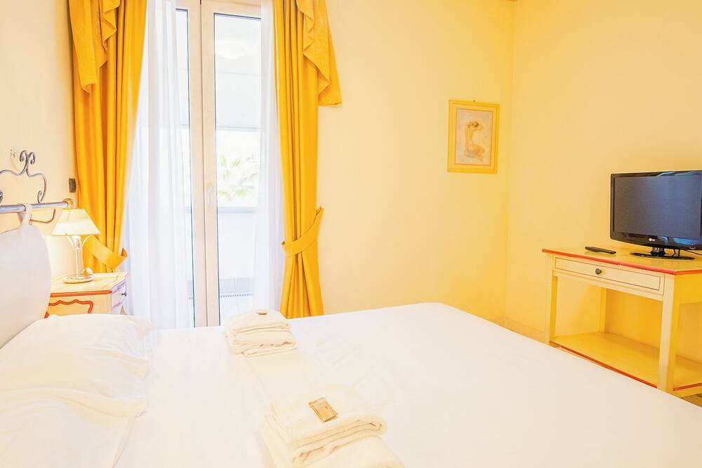 Entire apartment, 210 Relais du Lac Village in Rivoltella del Garda, Desenzano del Garda