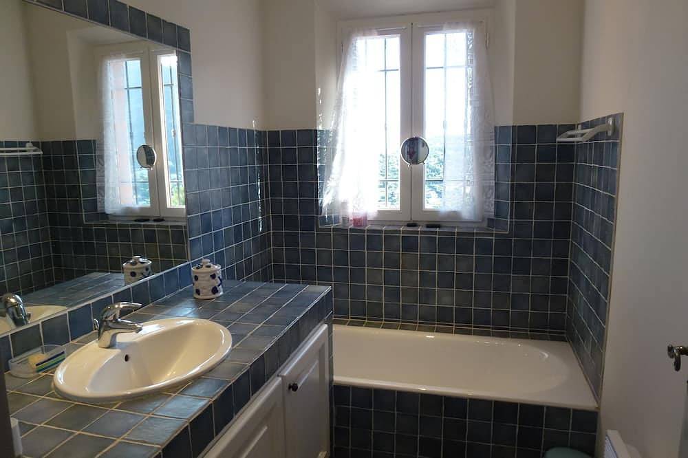 Vue mer imprenable, Villa climatisée avec piscine chauffée à 1,5km de la plage. in Cavalaire-sur-Mer, Région de Draguignan