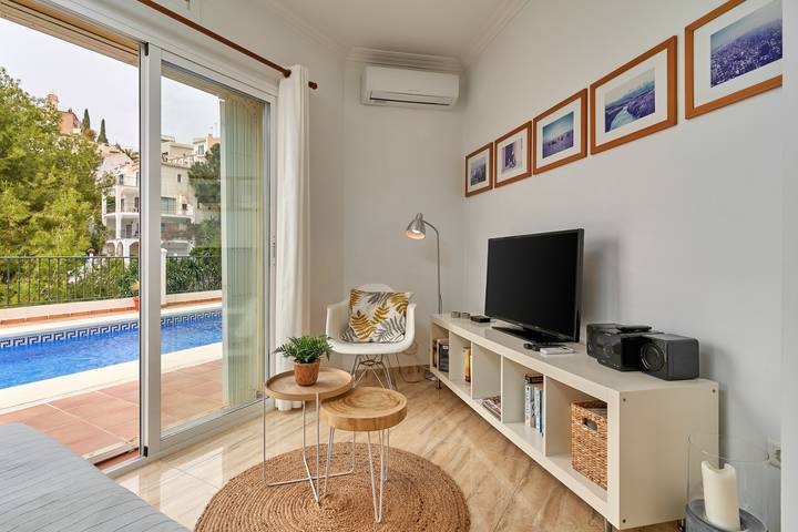 Entire apartment, Holiday Apartment with Private Pool near the Beach with 2 Terraces and Wi-Fi in Playa de Burriana, Nerja
