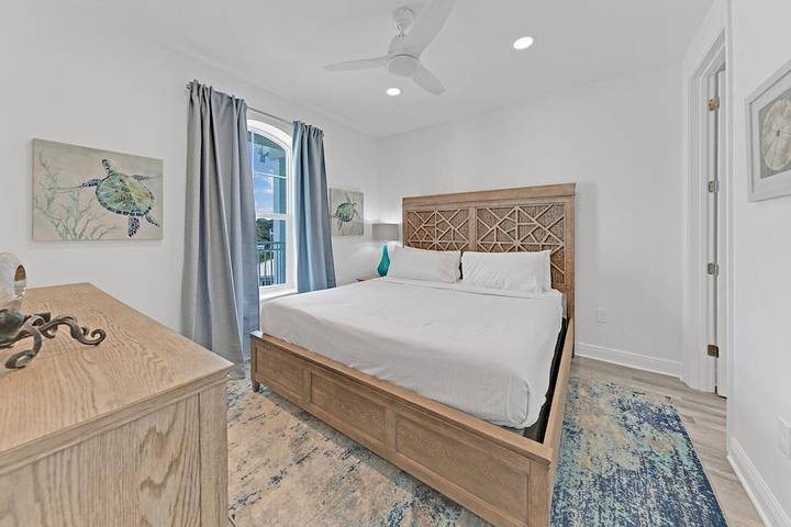 Vacation rental for 8 people, with balcony and hot tub as well as yard and pool in Santa Rosa Beach