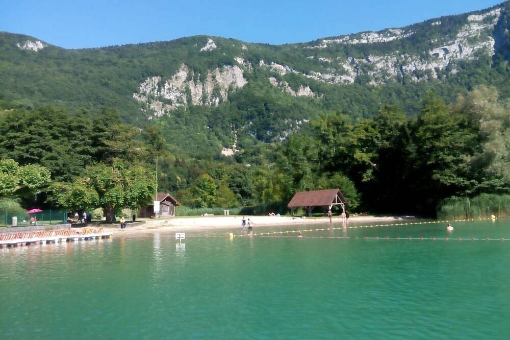 Entire apartment, Stylish 1-Bedroom Apartment in Aiguebelette-le-Lac, Chambéry region