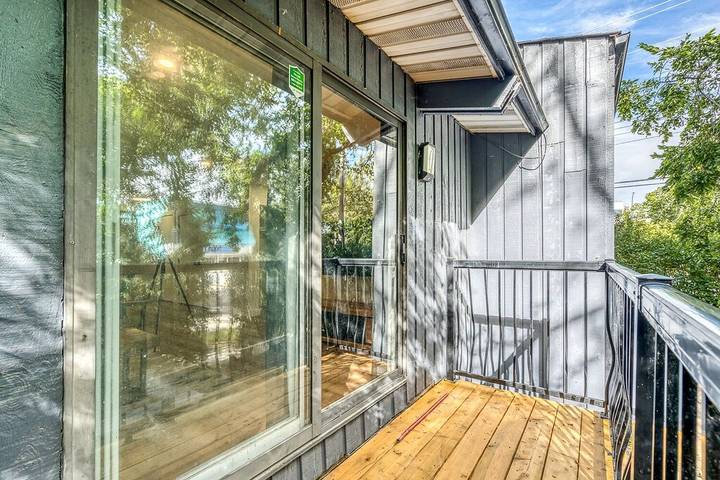 Holiday rental for 8 people, with garden and hot tub as well as balcony in Calgary