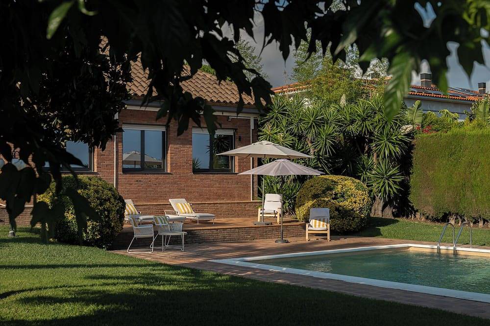 Sea View Villa with Private Pool, Spa, Cinema & Outdoor Living in Badalona, Barcelonès
