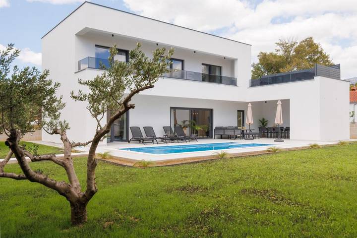 Villa pour 8 personnes, avec vue ainsi que jardin et piscine à Solin - 2