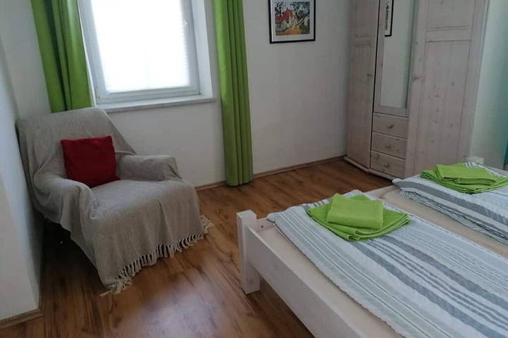 Ganze Wohnung, Appartement 1 für drei Personen mit Blick auf den Garten in Dobersberg, Waldviertel