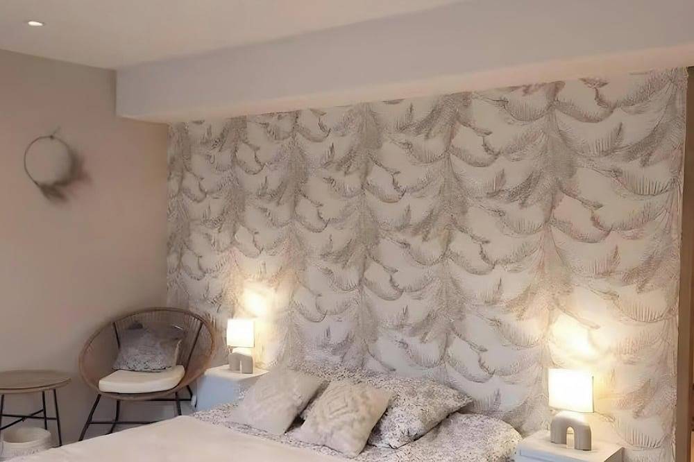 Chambre d’hôtes « Vue sur Étang » avec piscine, terrasse partagées et Wi-Fi in Chitenay, Sologne