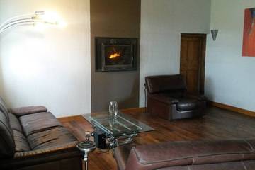 Gîte pour 5 personnes, avec terrasse ainsi que jardin et piscine, animaux acceptés à Chirassimont