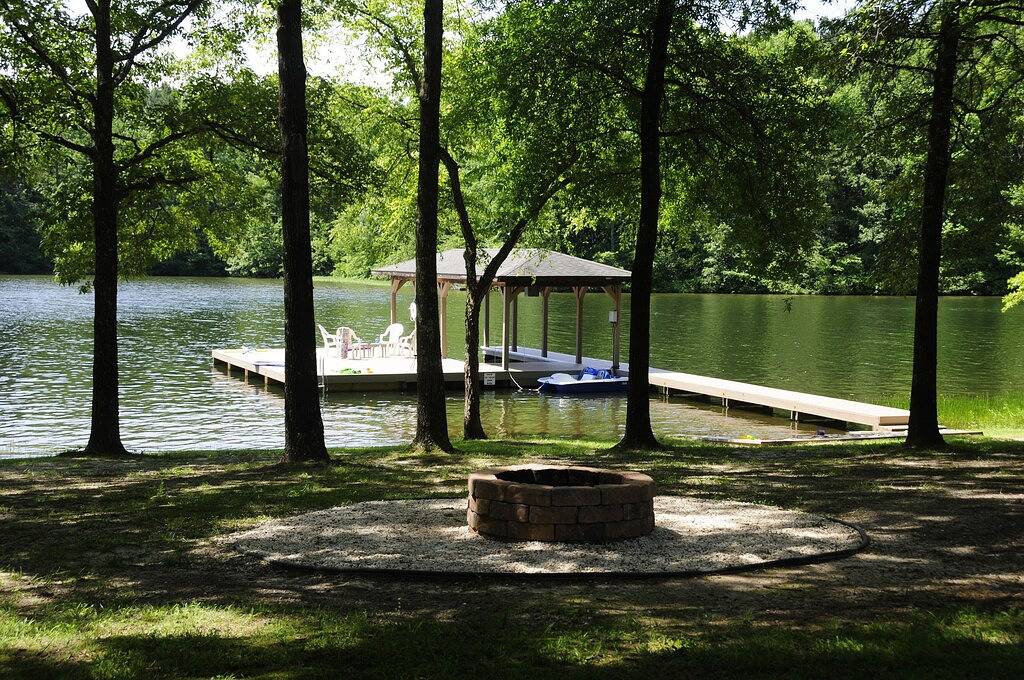 Blauer Himmel am Anna-See, ein phänomenaler Rückzugsort am Wasser in Lake Anna