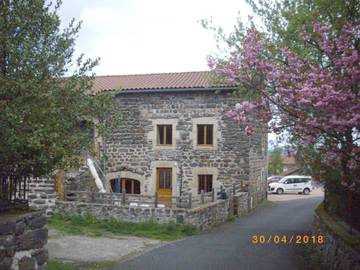 Gîte pour 6 personnes, avec terrasse, adapté aux familles à Chaspuzac
