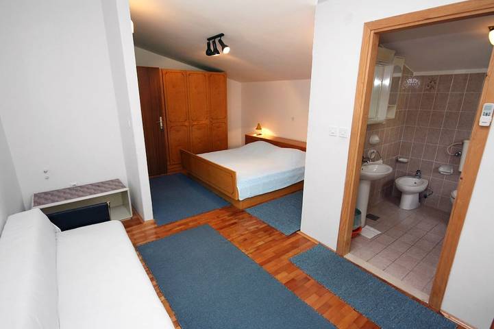 Ganze Wohnung, 3-Zimmer-Ferienwohnung mit Terrasse und Meerblick Podgora, Makarska in Podgora, Makarska Riviera