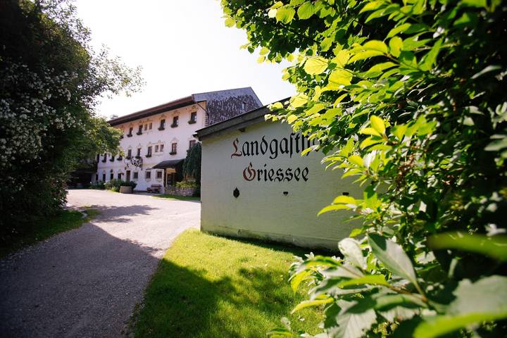 Hotel, mit Terrasse und Garten in Obing