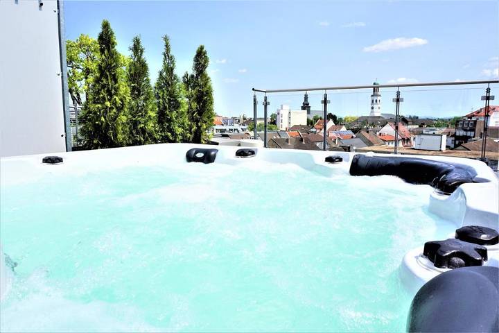 Ferienwohnung für 6 Personen, mit Balkon und Whirlpool sowie Terrasse und Garten in Frankenthal