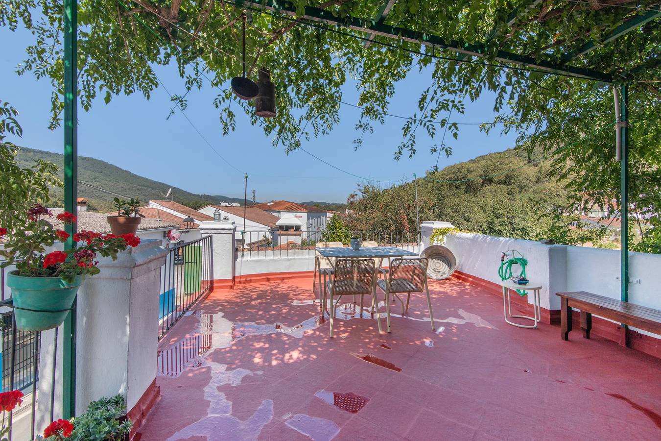 Casa rural 'La Rana Verde De Arriba' con vistas a la montaña, terraza privada y Wi-Fi in Los Romeros, Jabugo