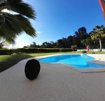 Location de vacances pour 4 personnes, avec jardin ainsi que vue et piscine dans Punaauia