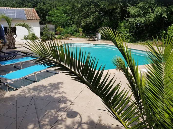 Gîte pour 4 personnes, avec piscine ainsi que jardin et terrasse