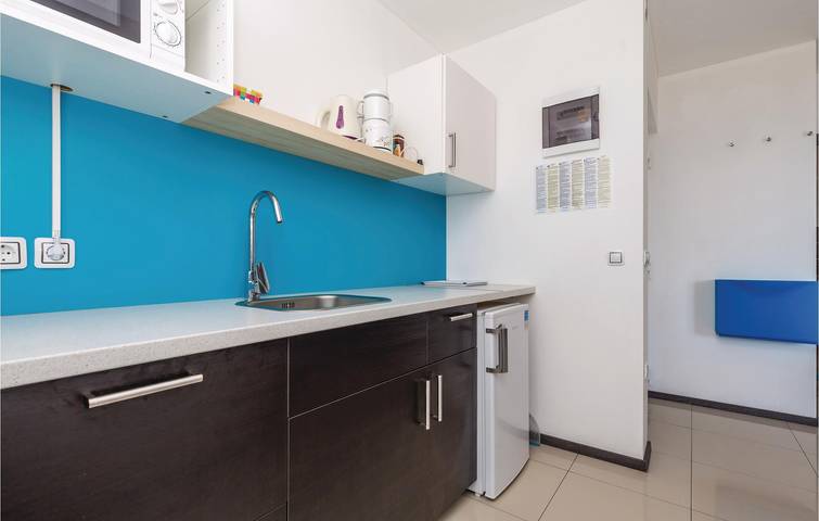 Ganze Ferienwohnung, Apartment mit Meerblick, Terrasse, Parkplatz und WLAN, 700 m vom Strand entfernt in Mandre, Pag