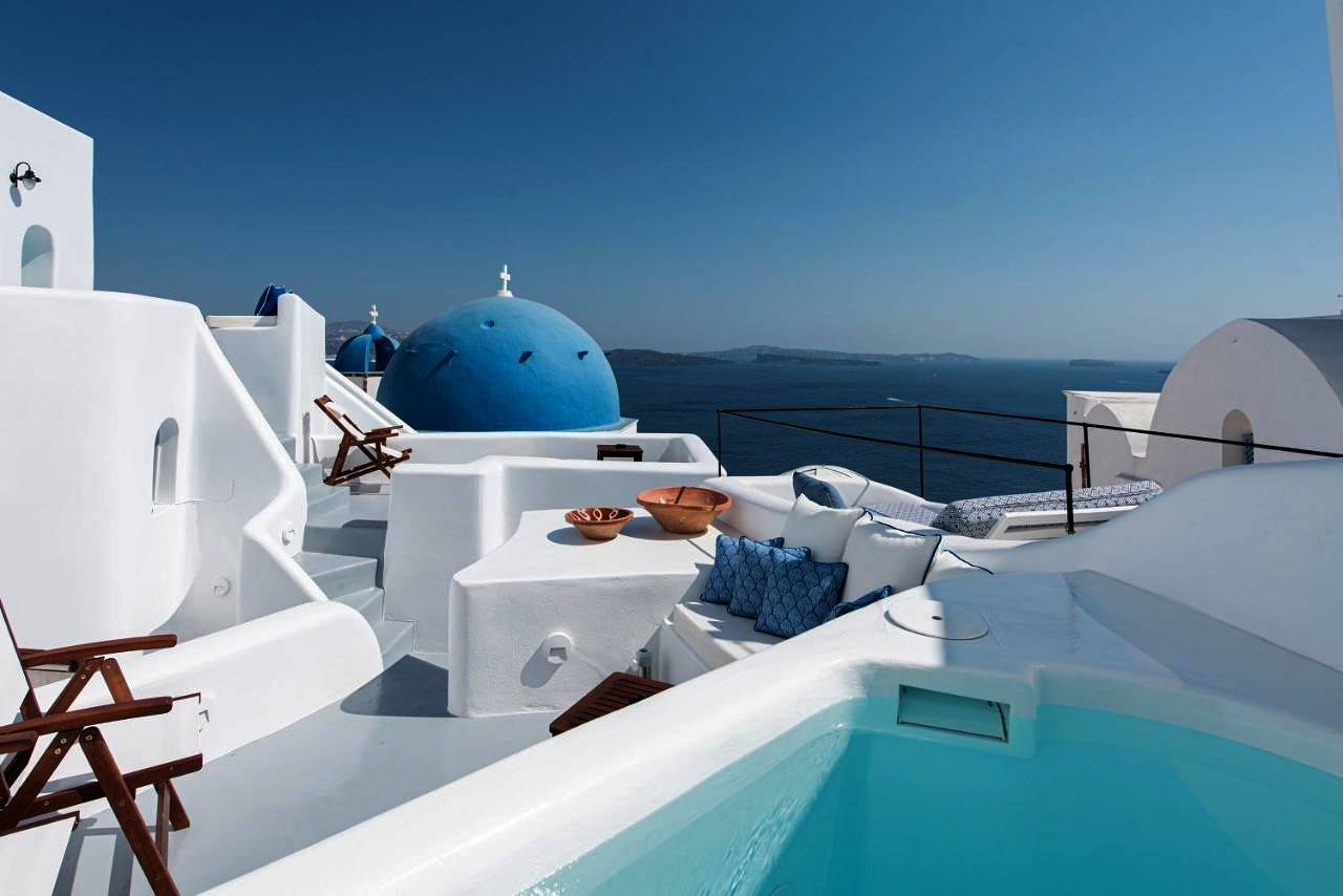 Suite with Balcony and Blue Domes View in Ormos Ammoudiou, Oia