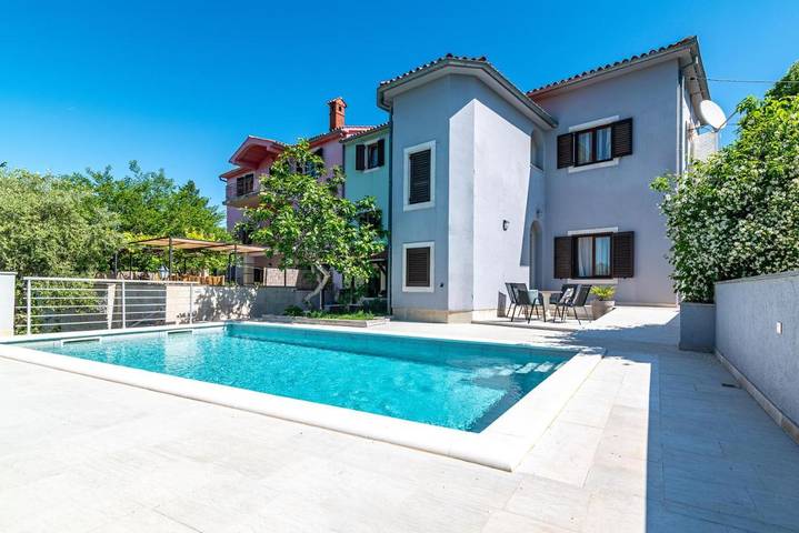Ferienhaus für 10 Personen, mit Balkon und Terrasse sowie Pool