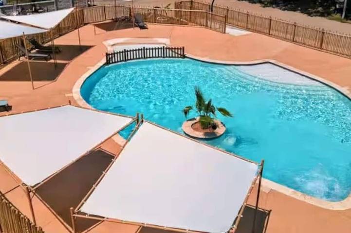 Village vacances pour 3 personnes, avec piscine et jardin en Vendée