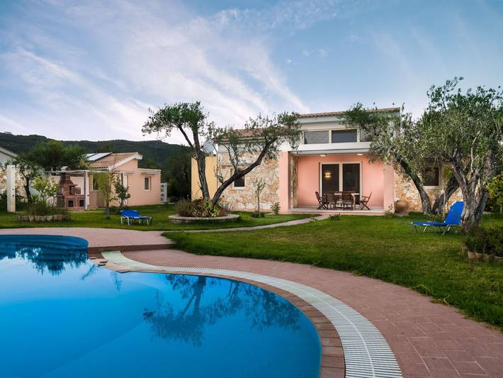 Bungalow para 4 personas, con piscina y jardín en Corfú