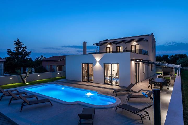 Villa für 8 Personen, mit Balkon/Terrasse und Garten sowie Pool in Pula