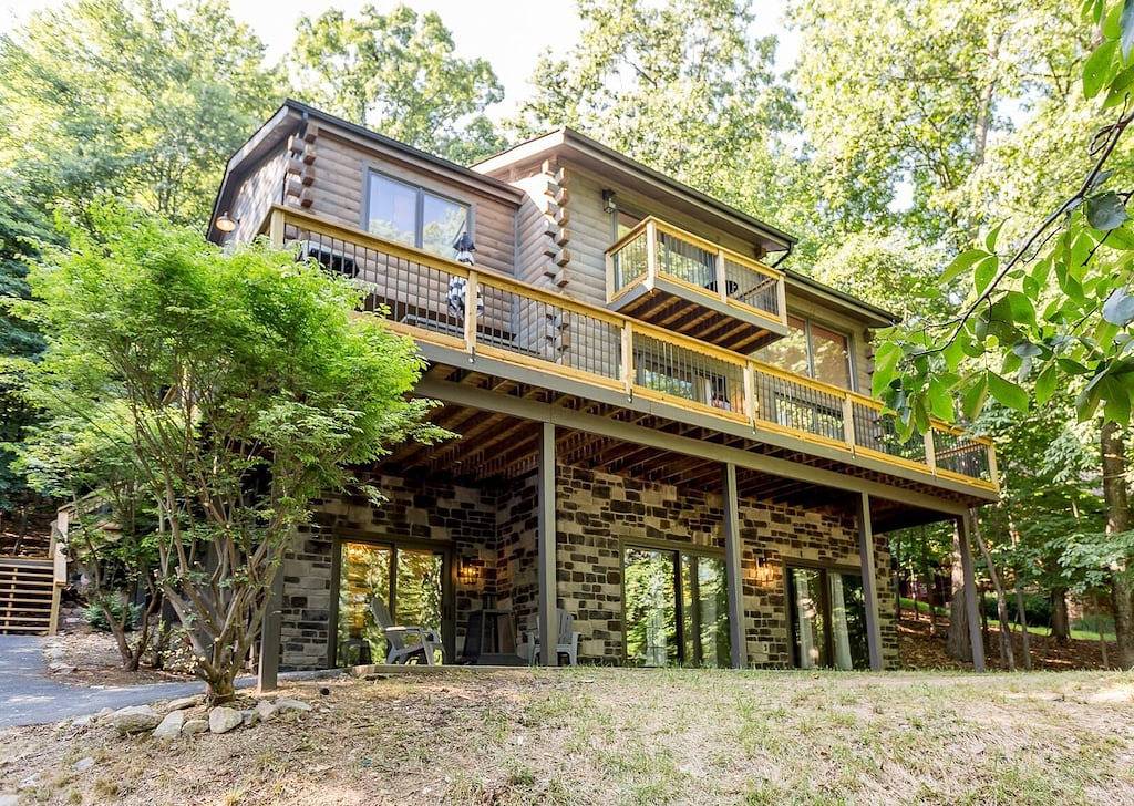 Tri-Level Log Cabin Massanutten Resort Hot Tub Seasonal Community Pool Firepit in Massanutten, Blue Ridge Mountains