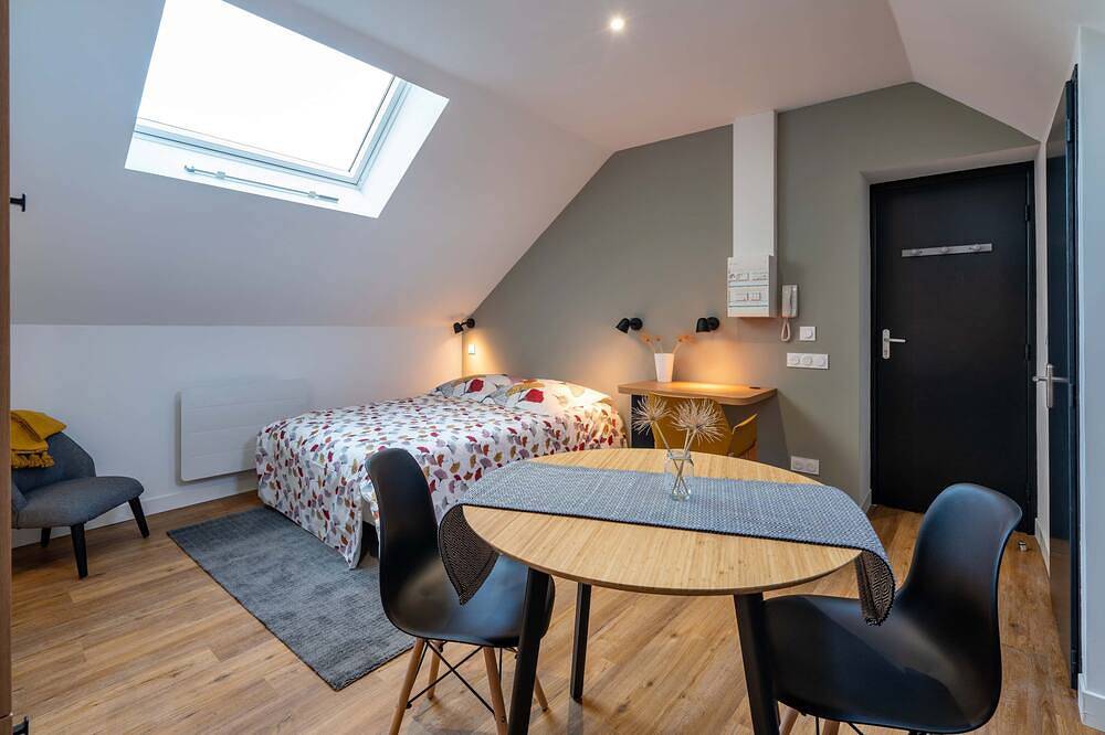 Entire apartment, Studio C, in the center of town, cosy and warm. in La Roche-sur-Yon, Loire Valley