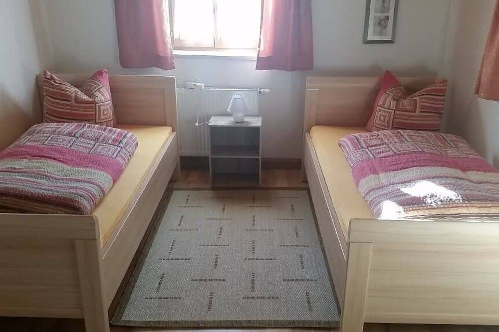 Ganze Wohnung, Geräumige 100qm Ferienwohnung mit Terrasse für 5 Personen in Bad Kötzting, Ostbayern