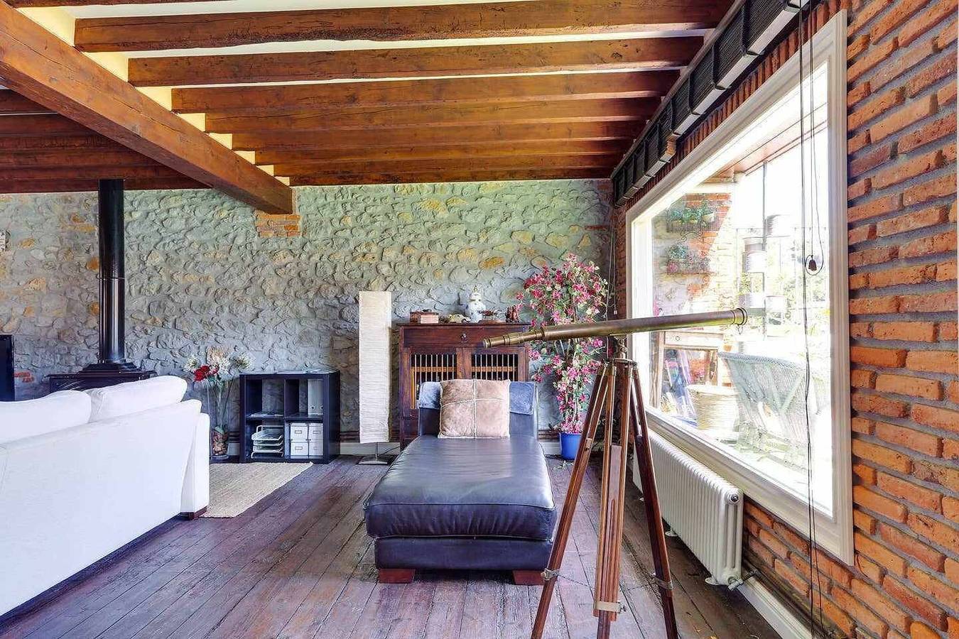 Apartamento entero, Apartamento "Ático en el centro de Laredo" con vistas a la montaña y terraza; admite mascotas in Laredo, Costa de Cantabria